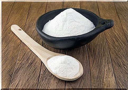 Baking soda to treat underarm odor 