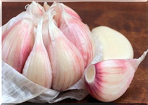 Garlic to fight calluses on the skin