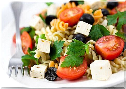 Mixed salad with pasta