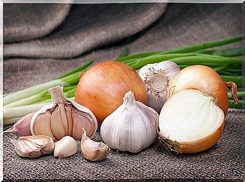 Onion and garlic for throat