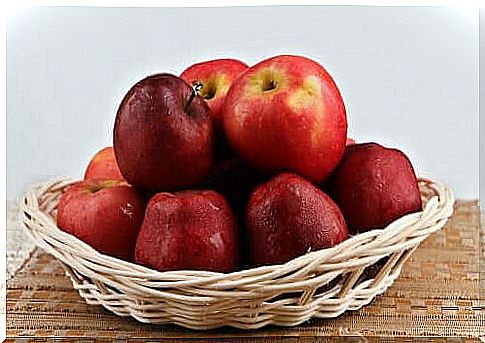 Fiber-rich fruits such as apples and pears provide complex and healthy sugars for the body.