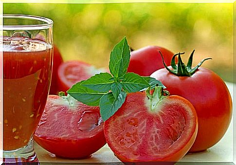 Tomato juice helps you lose weight.