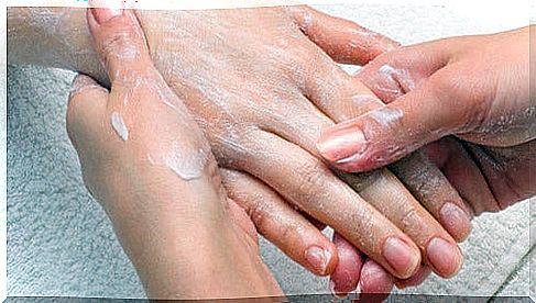 Massage to remove stains on hands