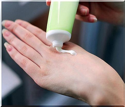 Cream to remove stains on hands