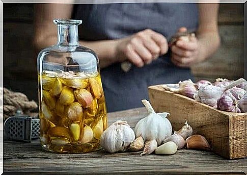 How to make garlic oil at home: recipe and uses