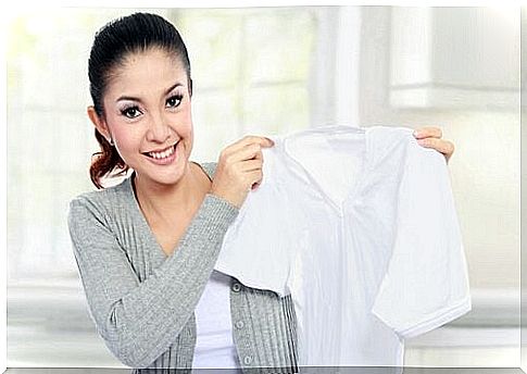 How to remove mold stains from clothes?