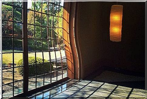 Large windows in Japanese decor