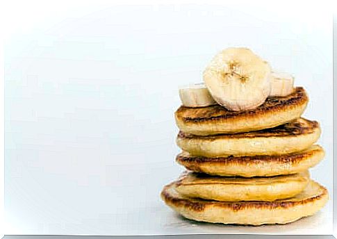 Many pancakes with banana