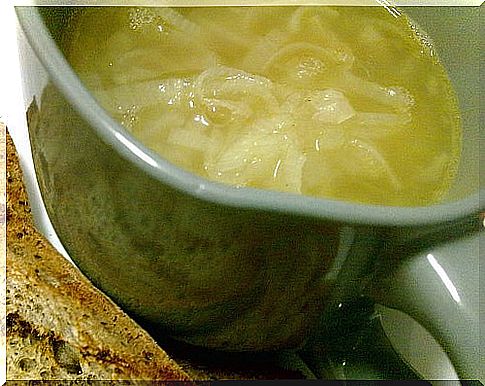 Onion broth to improve swollen eyelids