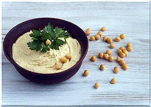 hummus in bowl