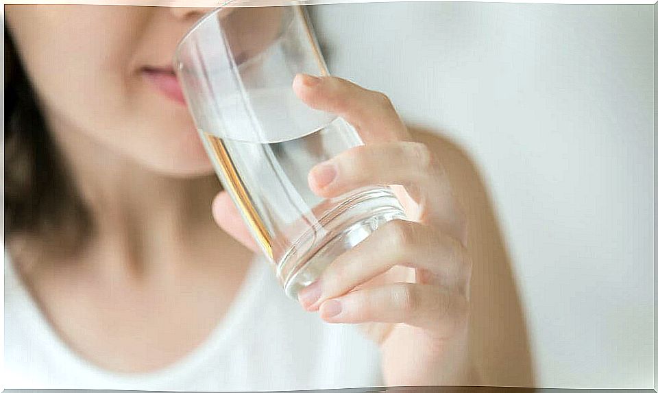 Drinking plenty of water helps you not to get fat in summer