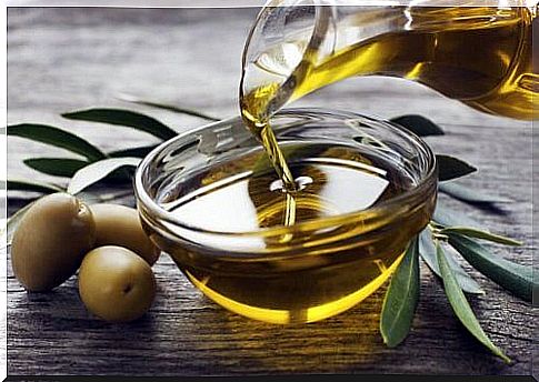 Olive oil to detoxify facial skin