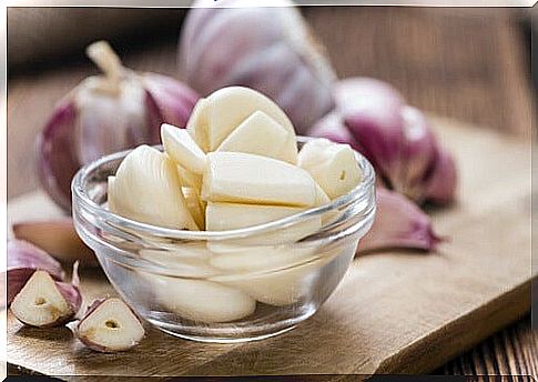 Benefits of eating a clove of garlic, onion and lemon daily